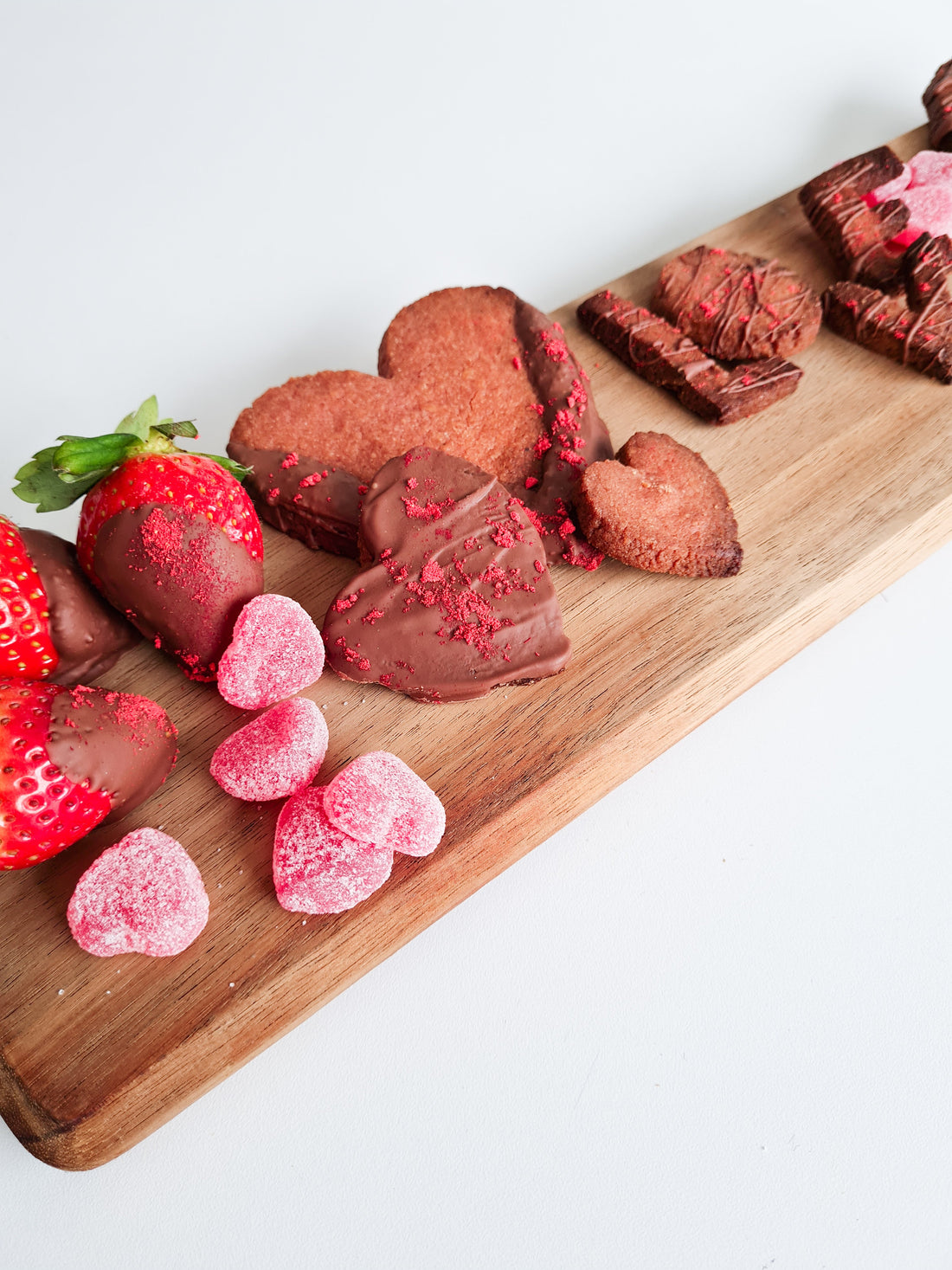 Valentijn zandkoekjes met aardbeipoeder